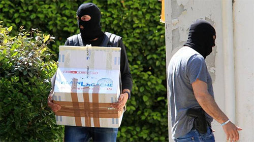 Francia entrega a España miles de armas y documentos sobre ETA